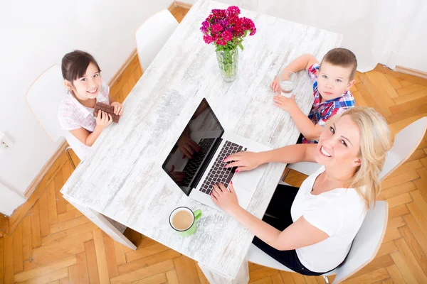 Daughter eating chocolate at home — Stock Photo, Image